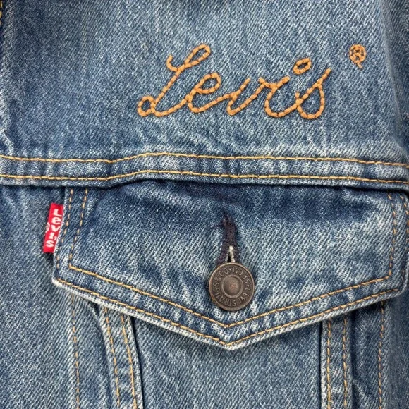Levis Mens Relaxed Trucker Jacket Medium Wash Blue Denim Embroidered Logo Size M - Picture 5 of 13